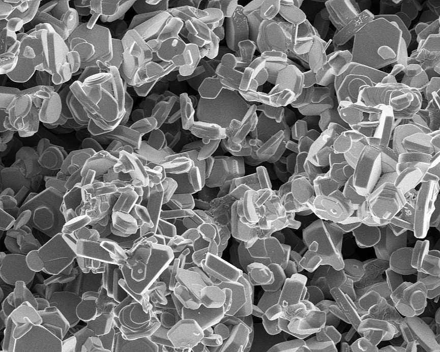 Aufnahme REM (Rasterelektronenmikroskop) Natrium-Manganoxid IBUvolt® NMO Kathodenmaterial